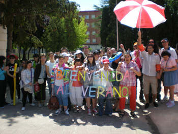 Jóvenes unidos a la comitiva de Bienvenida.